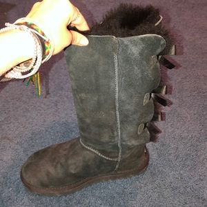 y’all black bow uggs